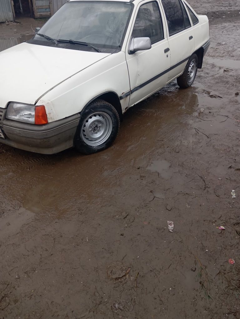 Opel-kadet 1987 року 1.6 бензин