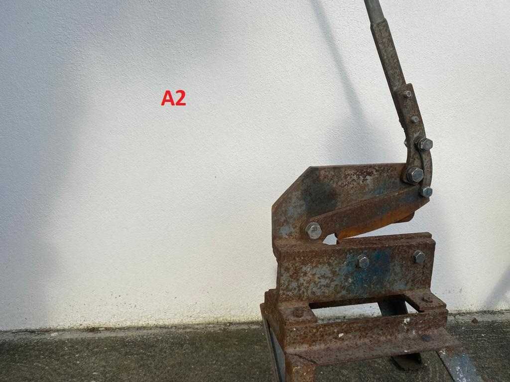 Tesoura de cortar ferro grande e pequena