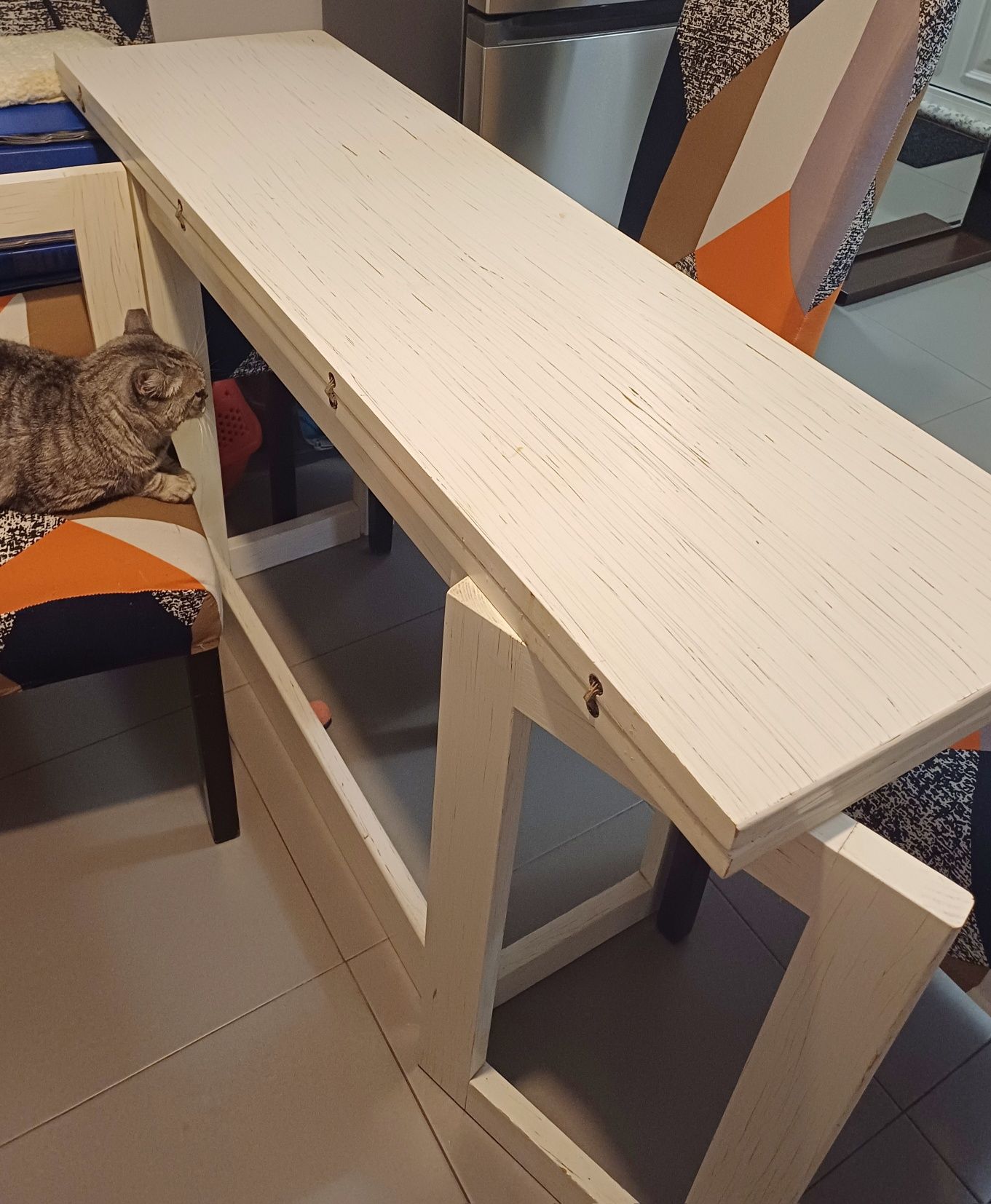 Mesa de madeira maciça, pintada de branco com efeito decapé.