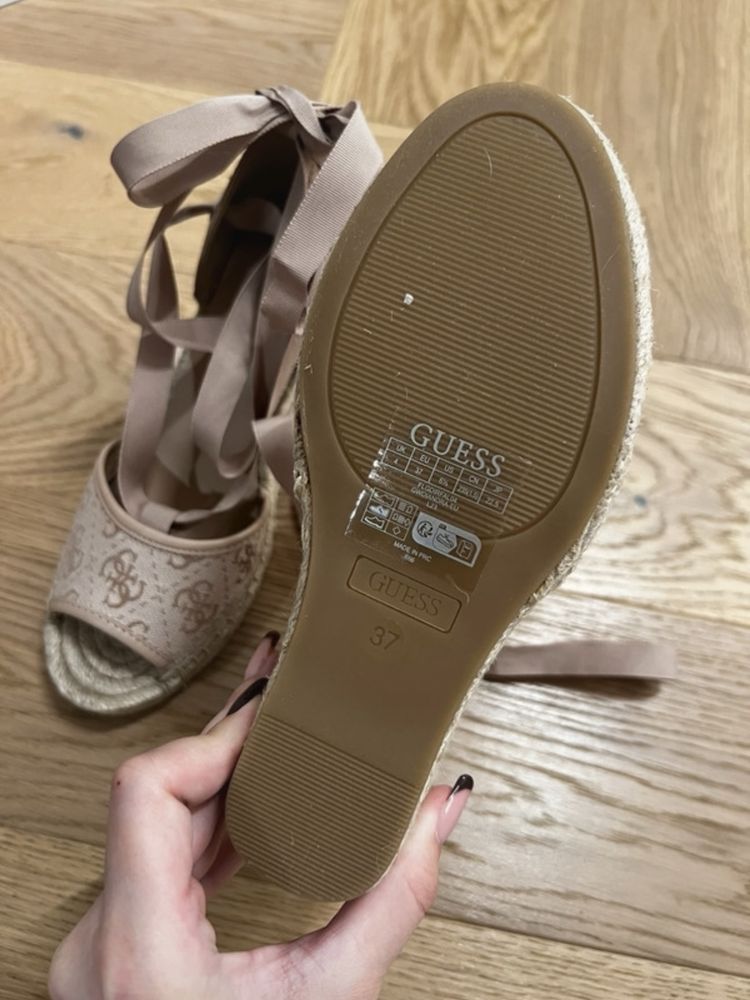 Nowe koturny Guess