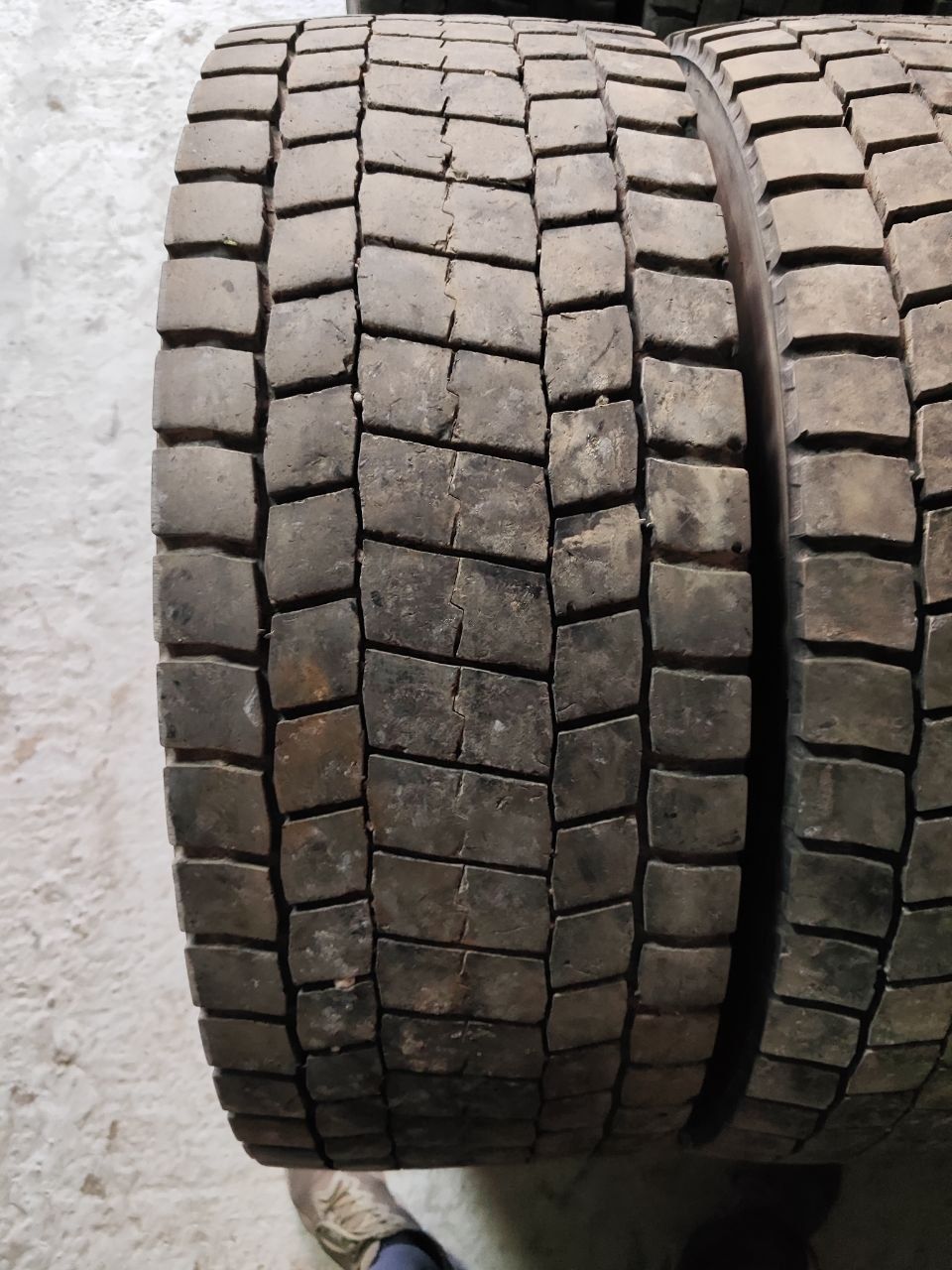 Шини Bridgestone 295/80 R22.5