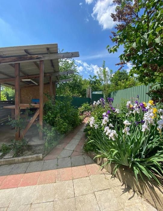 Гарний будинок в мальовничому селі