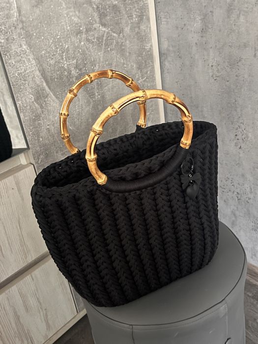 Вязаная черная сумка-тоут с бамбуковыми ручками – ручная работа