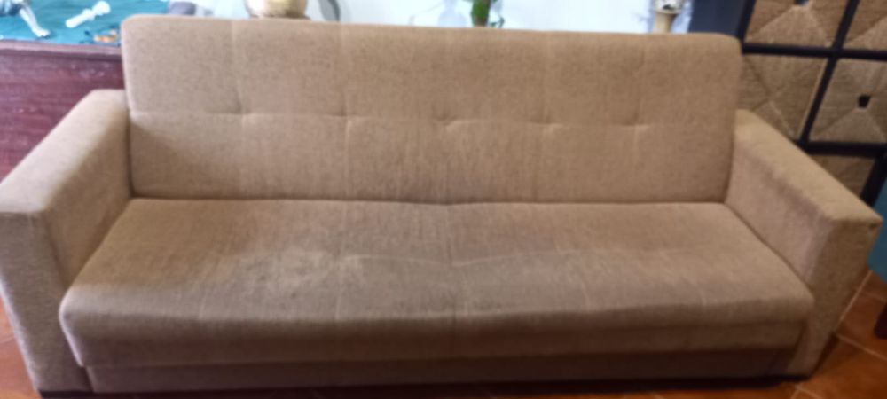 VENDO SOFÁ - Clássico, vivido e ainda com muita história para contar