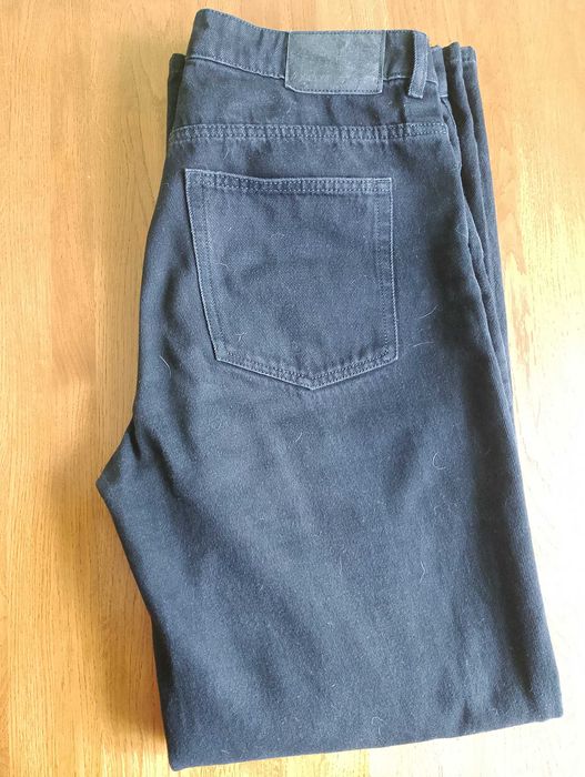 Czarne jeansy z wysokim stanem i szeroką nogawką