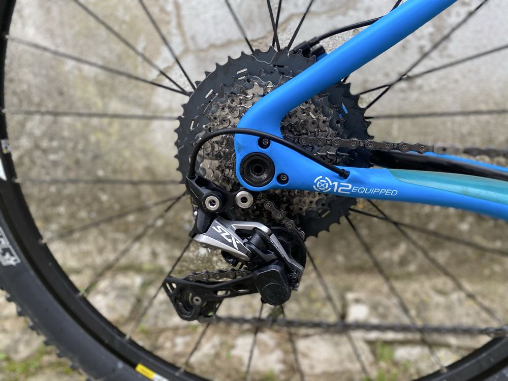 Bicicleta btt em carbono roda 29 quandro M