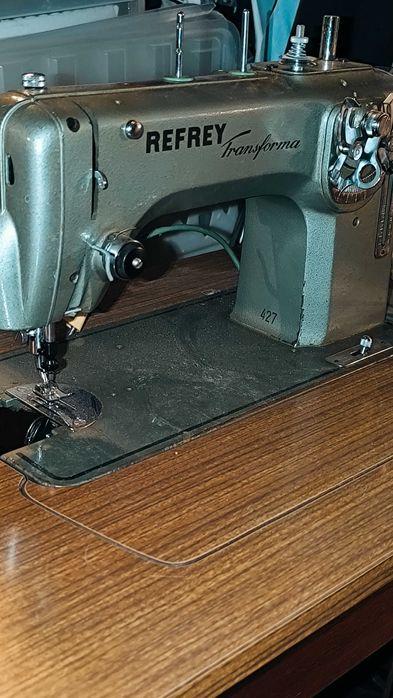 Móvel com máquina de Costura Refrey Transforma
