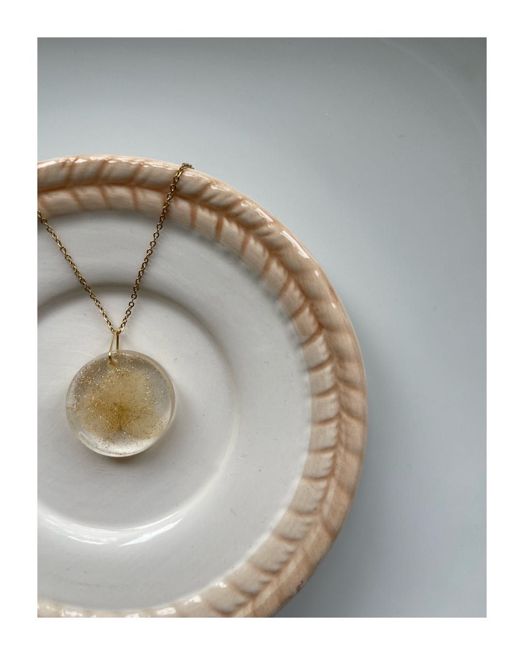 Zawieszka „hortensia” biżuteria handmade żywica złoto