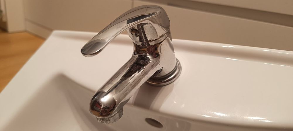 Umywalka z baterią  i rurkami odprowadzającymi wodę