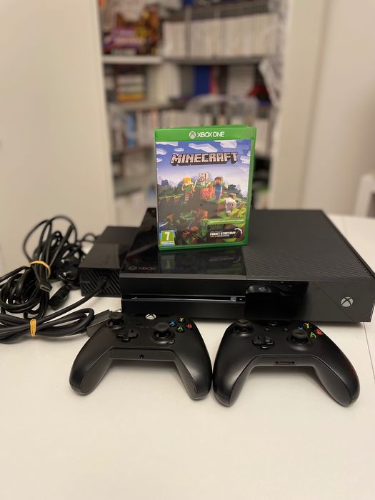 Konsola Xbox One, z grą Minecraft, dwa pady