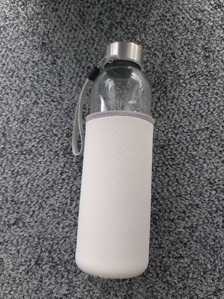 Szklana butelka na wodę z osłonką, pojemność 500 ml