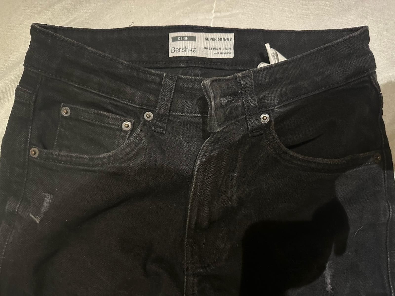 Calças pretas com rasgão da Bershka