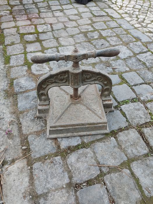 Prensa antiga manual de ferro fundido