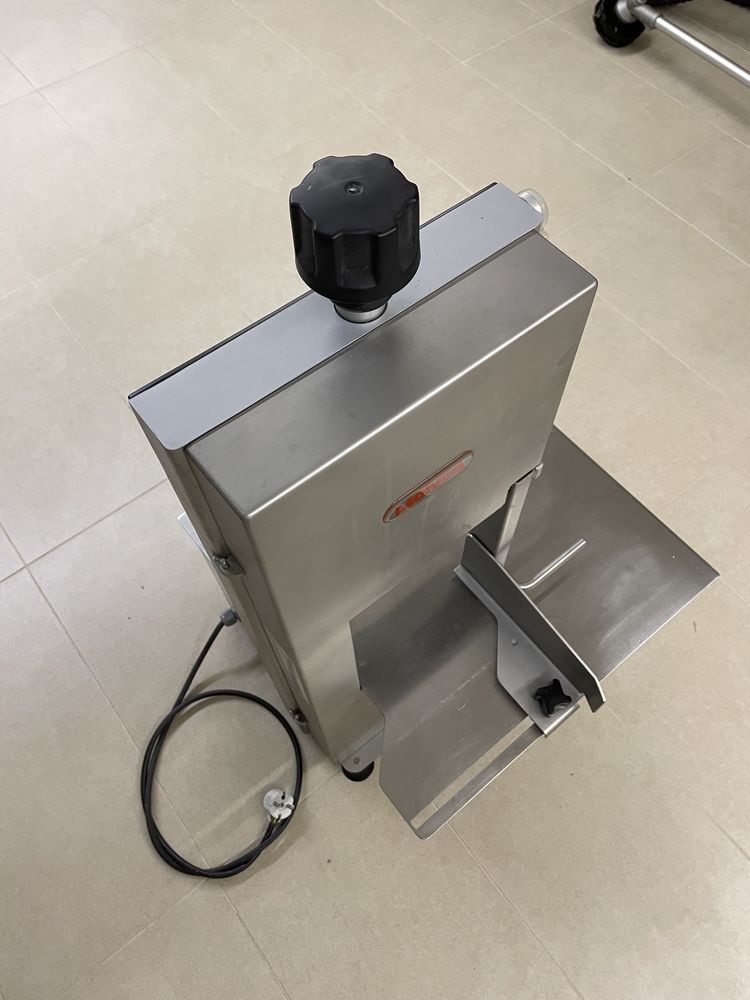 Máquina de cortar carne/peixe Mainca BM-1800 Monofásica