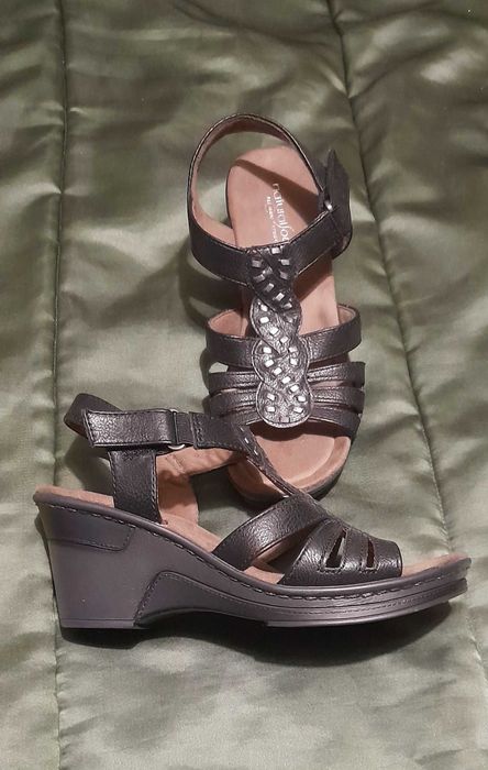 Sandálias pretas novas
