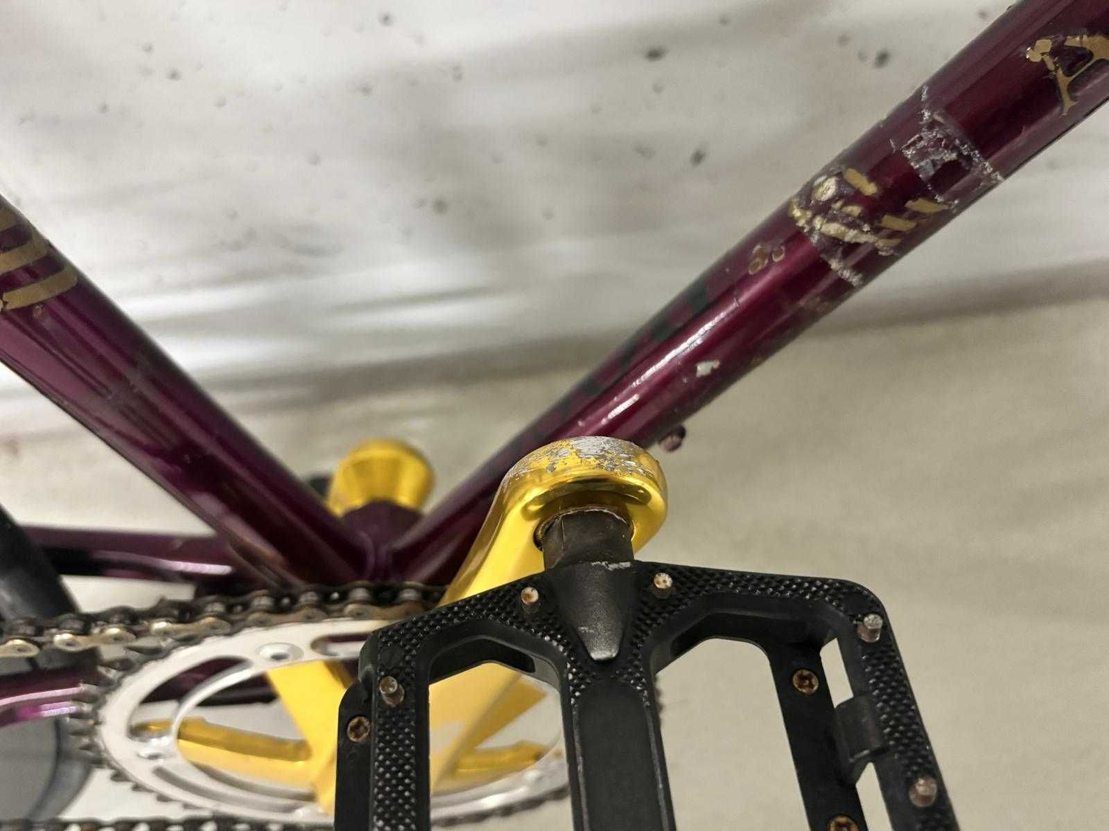 Rower single speed ze złotymi podzespołami