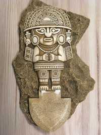 Płaskorzeźba z kamienia dekoracyjnego z postacią Azteckiego totemu