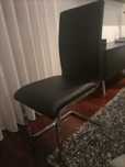 Cadeiras de sala de jantar preta.