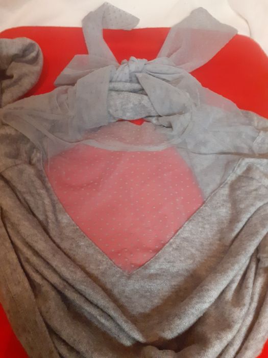 Atrakcyjny sweterek  Marki Reserved