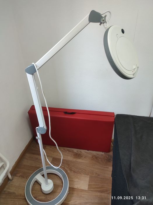 Лампа з лупою напольна