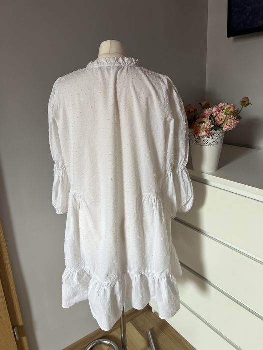 Sukienka biała Zara falbany r. XL jak nowa