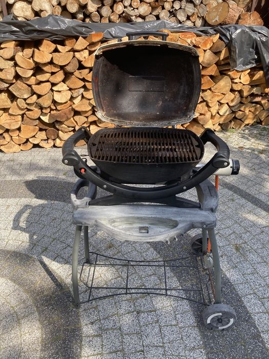 Grill gazowy ogrodowy Weber Q200 z wózkiem