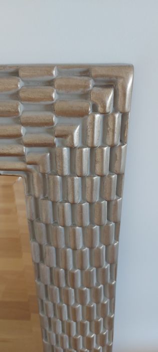 Espelho decorativo com moldura em madeira