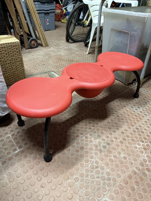 Banco vermelho pequeno