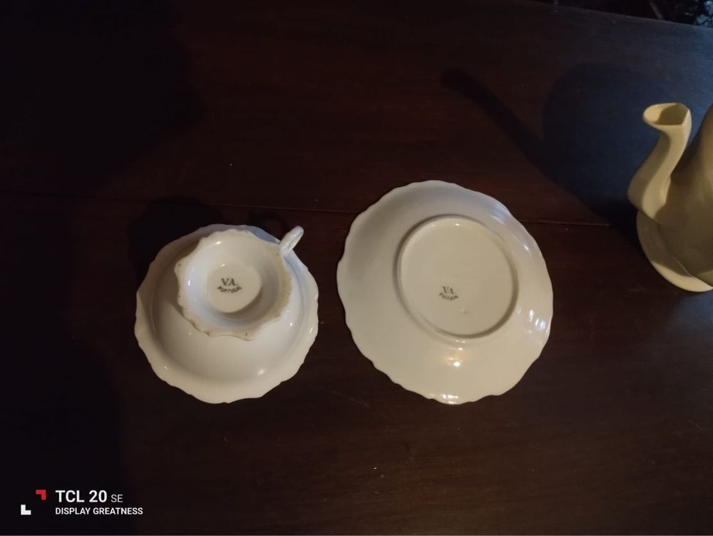 Lindíssimo conjunto de bule e chávena da Vista Alegre