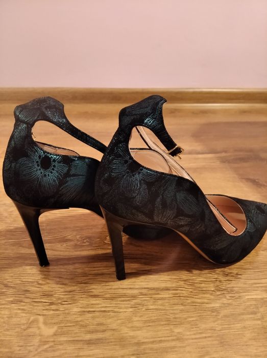 Piękne transparentne szpilki