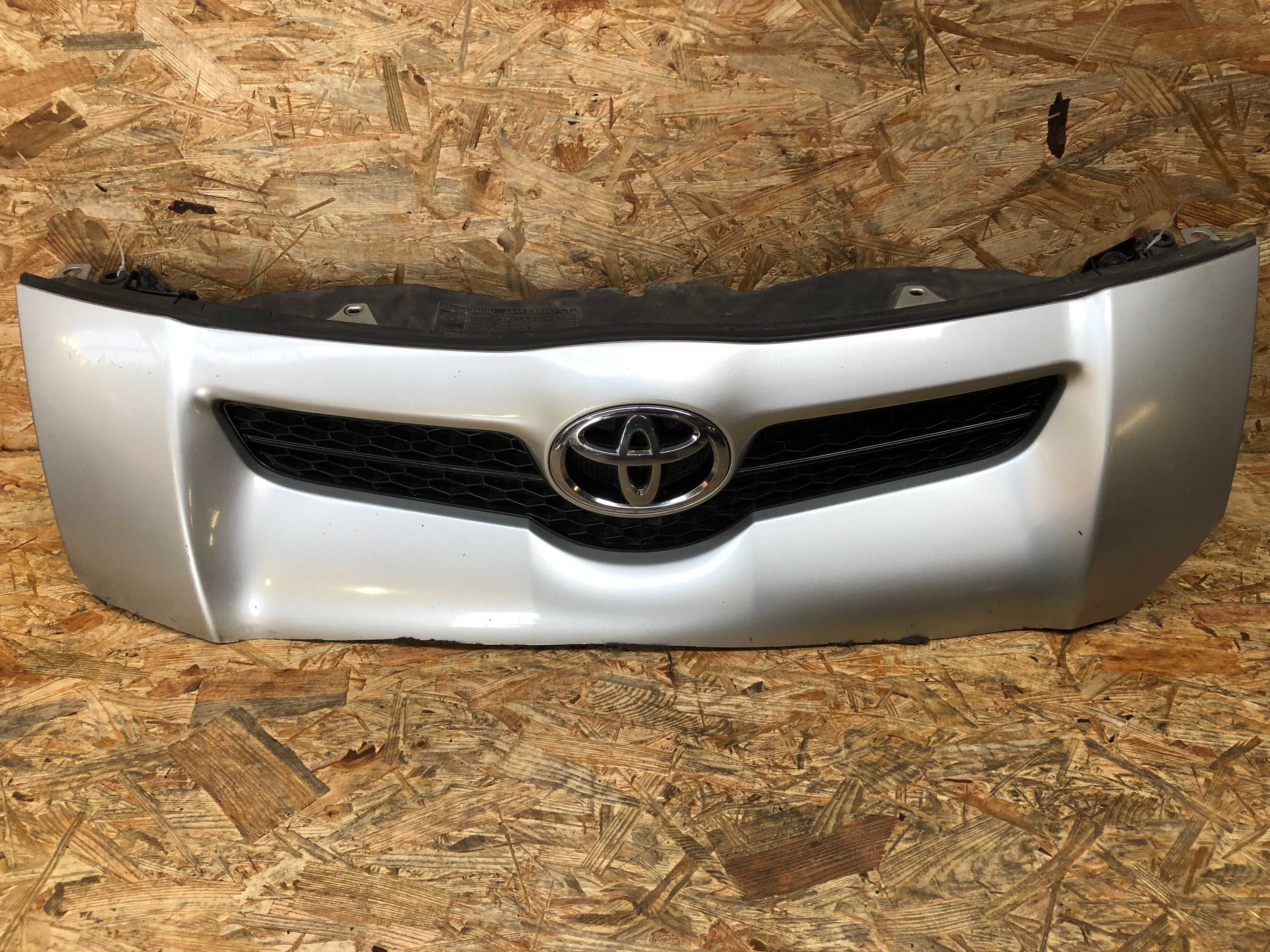 Grill/atrapa/kratka zderzaka toyota auris