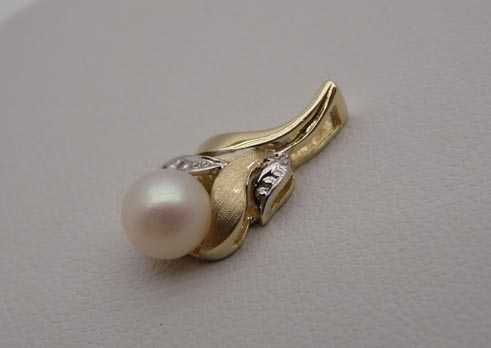 Delikatna złota zawieszka perła i diamenty.