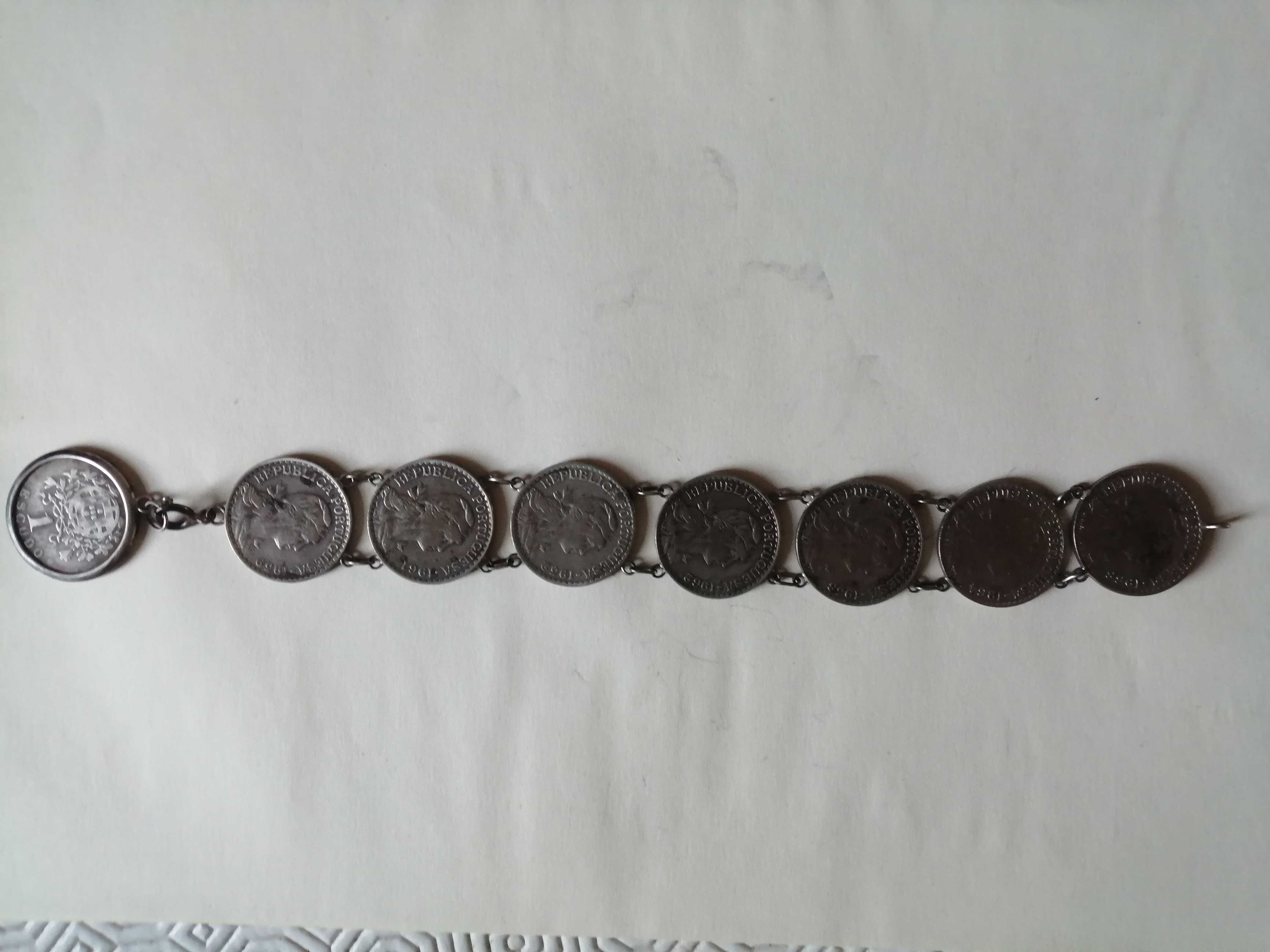 Pulseira com moedas
