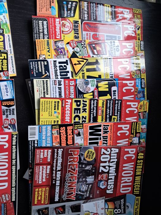 Zestaw, kolekcja 14 miesięczników PC World Komputer lata 2010-11