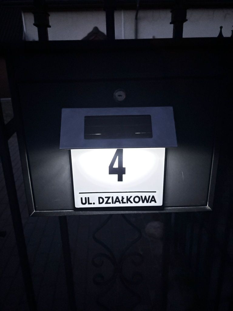 Podświetlana tabliczka LED z adresem numer domu i ulica z czujnikiem