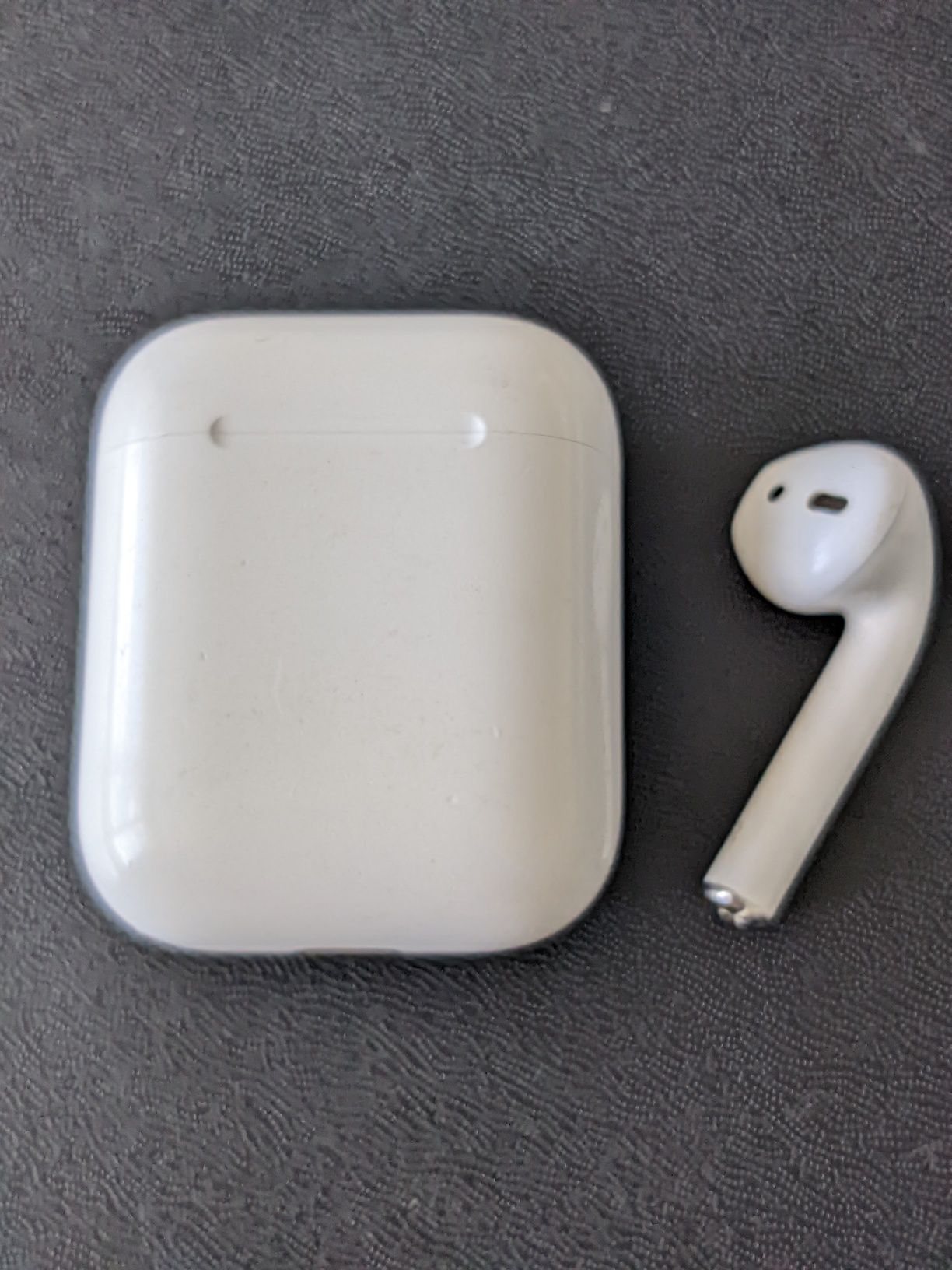 Наушник правый и кейс Apple AirPods