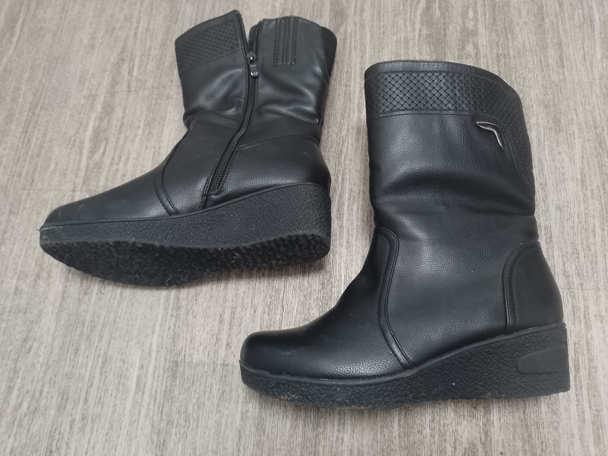 Sprzedam damskie buty zimowe rozmiar 39.