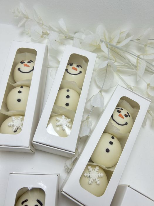 Новорічні подарунки цукерки печиво шоколадні кульки какао бомбочки