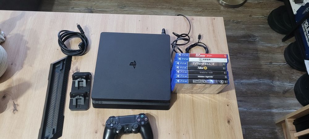 Sprzedam konsola Ps4 Slim z padem i grami