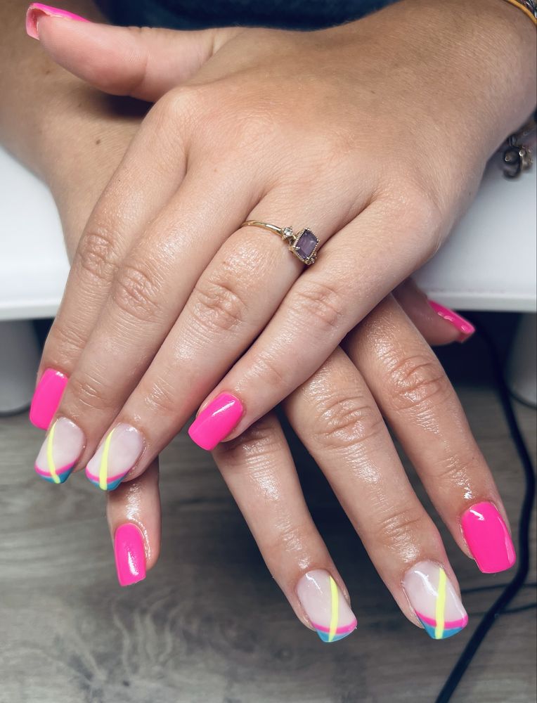Paznokcie hybrydowe żelowe, manicure i pedicure.