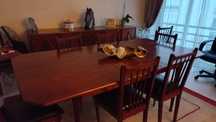 Mesa de jantar e cadeiras de madeira