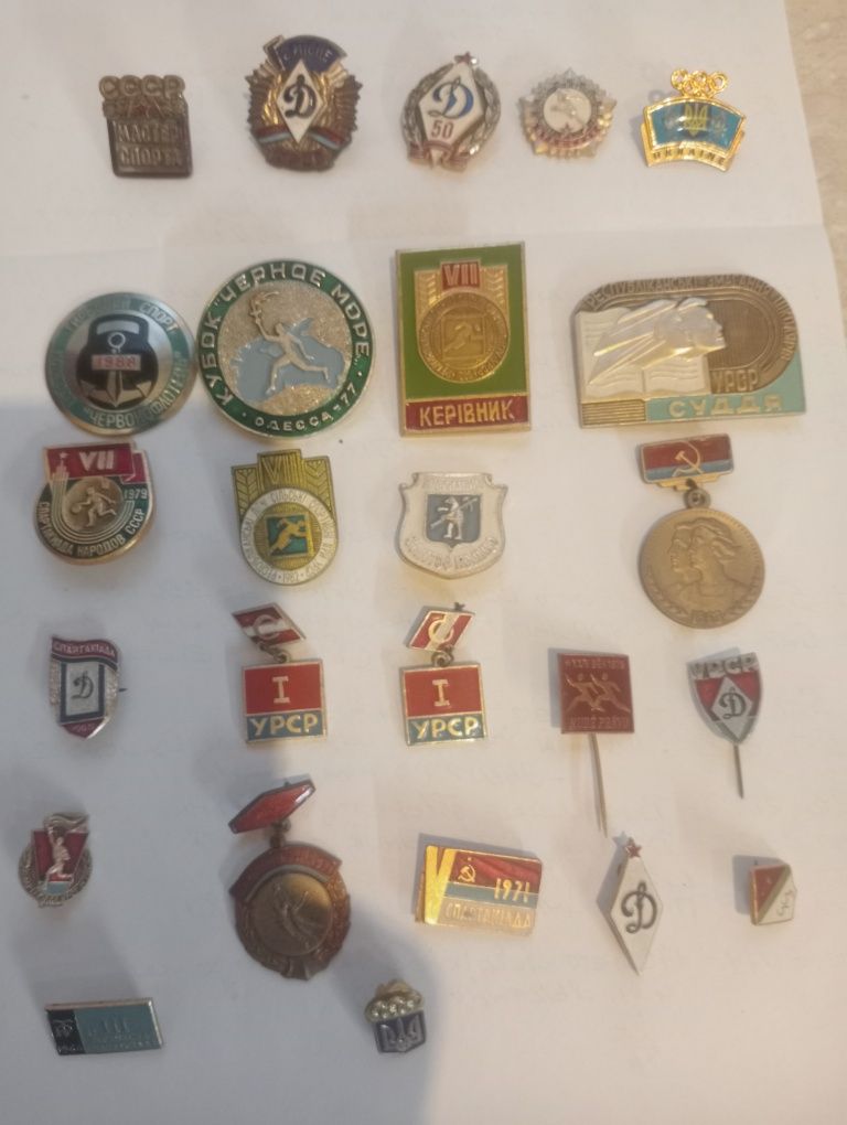 Продам коллекцию значков