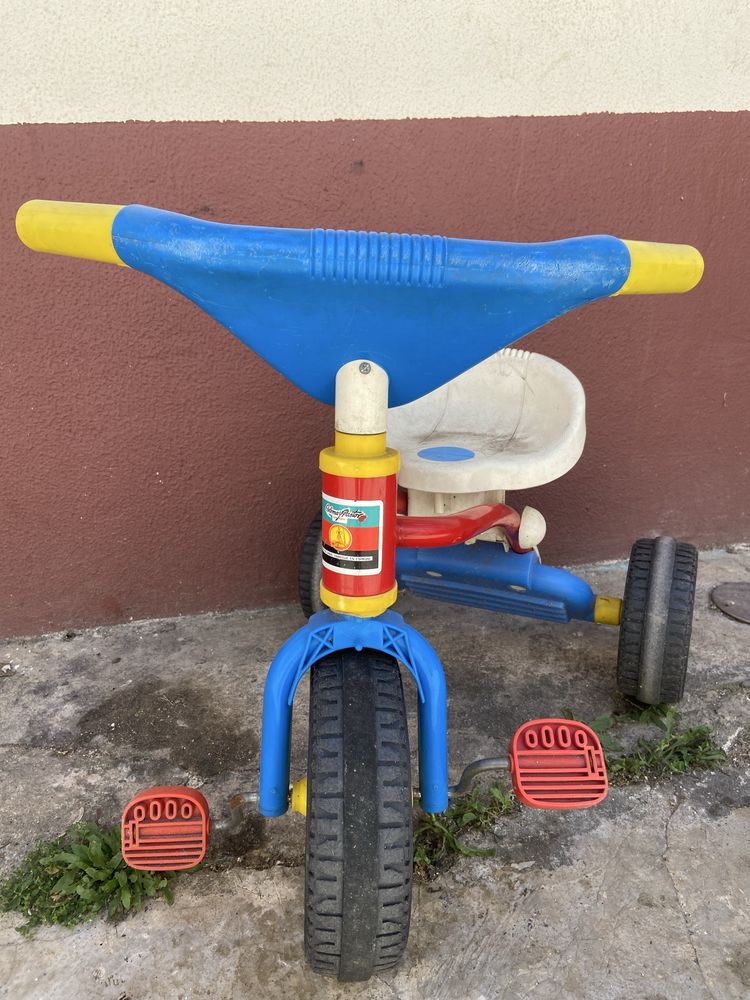 Triciclo antigo com marcas de uso