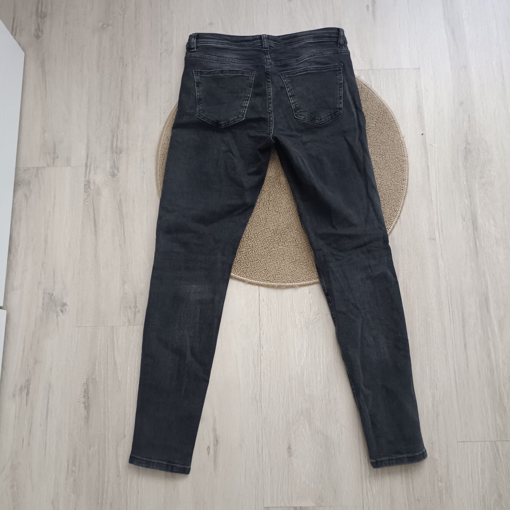 Spodnie czarne, damskie, z przetarciami, rozmiar M / 38