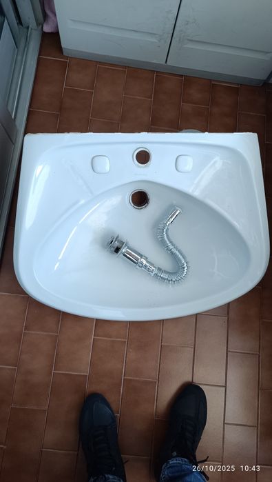 Dois Lavatórios brancos Valadares