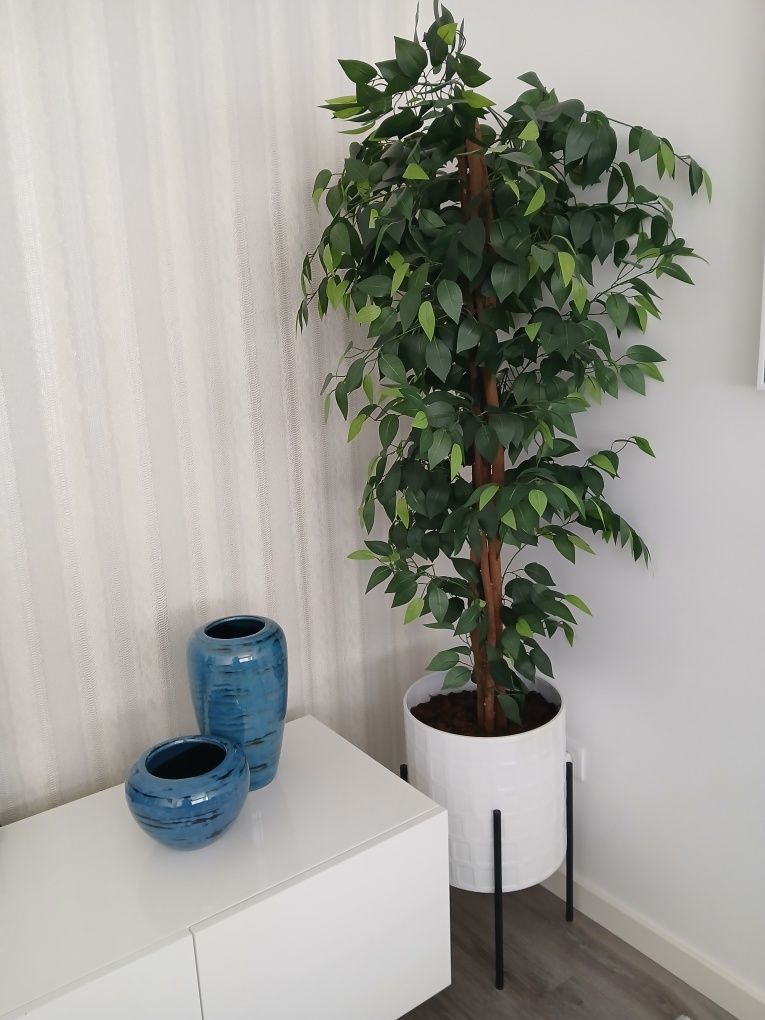 Planta artificial 150 cm, com vaso incluído.