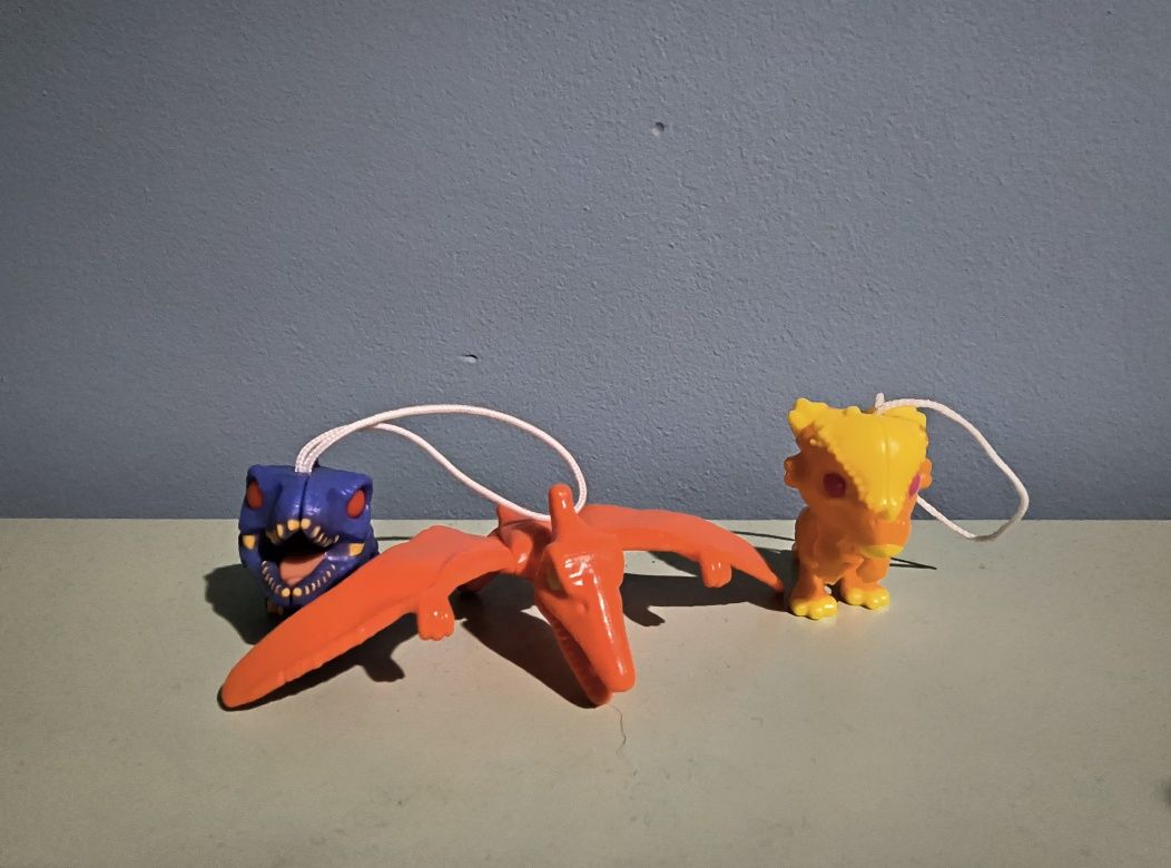 3 figurki z Kinder Joy