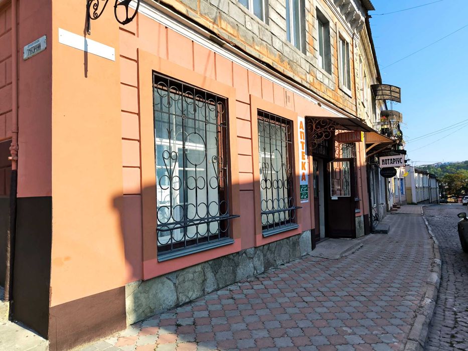 Продаж фасадного комерційного приміщення в Старому місті