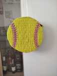 Piniata piłka do softballu żółta