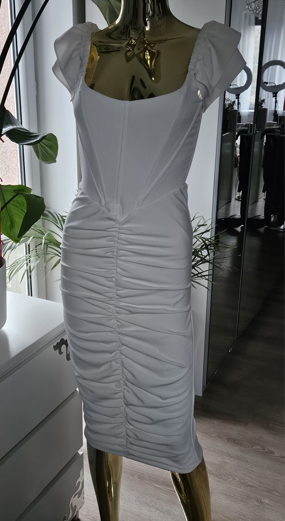 Biała dopasowana sukienka  S/36